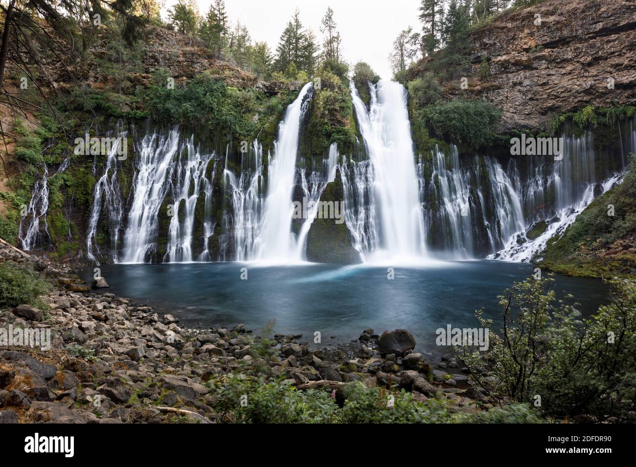 La lunga esposizione di Burney Falls, California, sembra un punchbowl Foto Stock