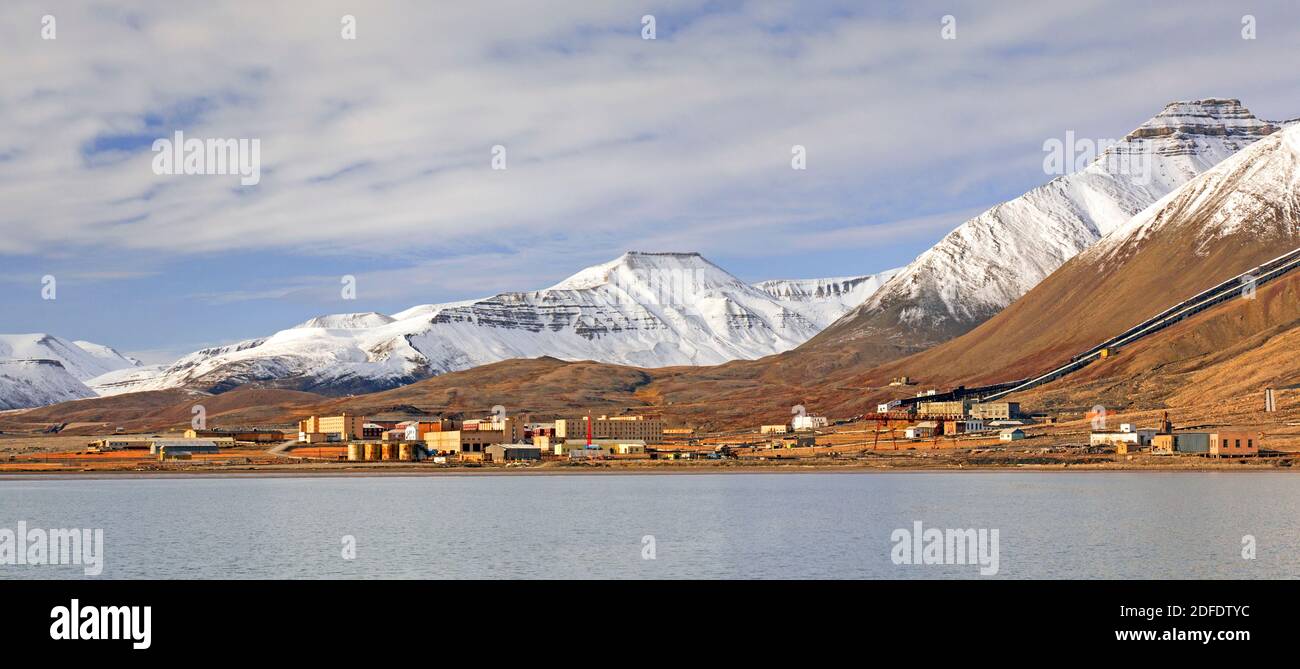 Vista su Pyramiden, abbandonato insediamento sovietico di miniere di carbone su Svalbard / Spitsbergen Foto Stock
