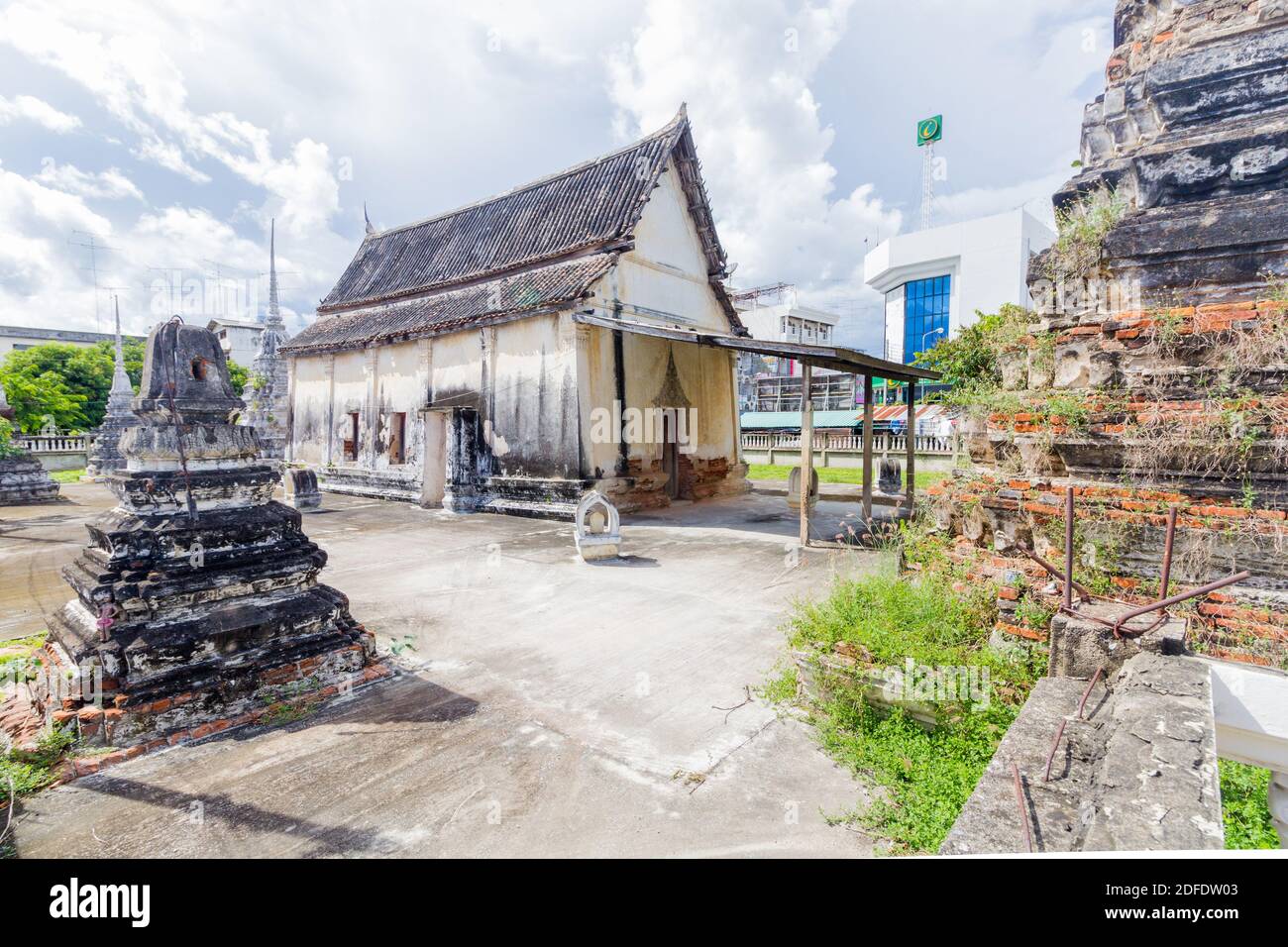 Tempio buddista tailandese nella provincia di Phetchaburi in Thailandia Foto Stock