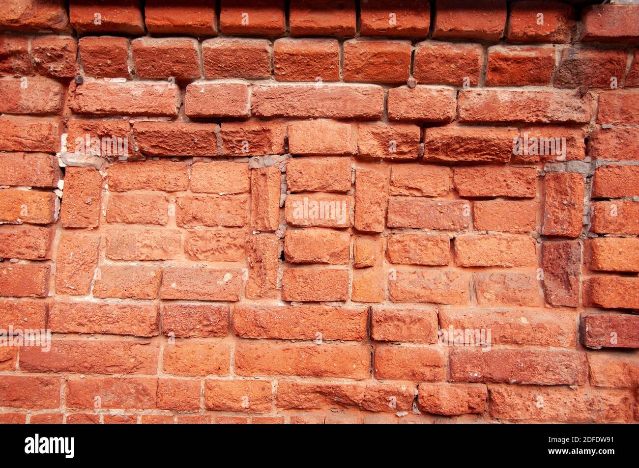 Primo piano di vecchio muro di mattoni rossi struttura o sfondo Foto Stock