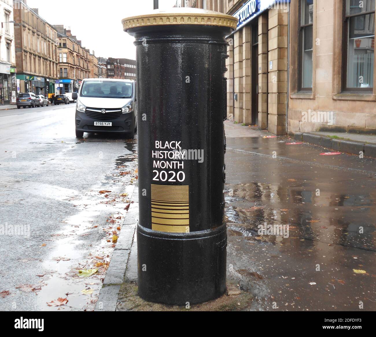 Una casella postale, a Glasgow, è stata dipinta in nero e oro per celebrare il mese della storia Nera e questa casella, è dedicata a Walter Tull, che è stato il primo ufficiale nero dell'esercito nella seconda guerra mondiale. Fu anche il primo calciatore nero a giocare per Glasgow Rangers. Ottobre 2020. ALAN WYLIE/ALAMY© Foto Stock