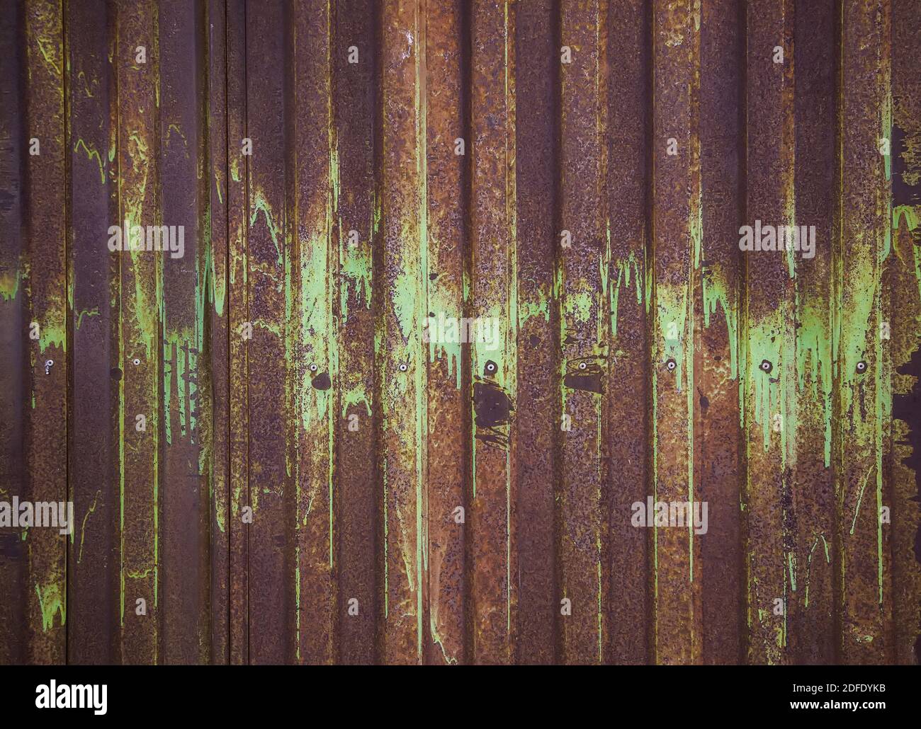 Ruggine su parete metallica, metallo corrosivo, sfondi industriali Foto Stock