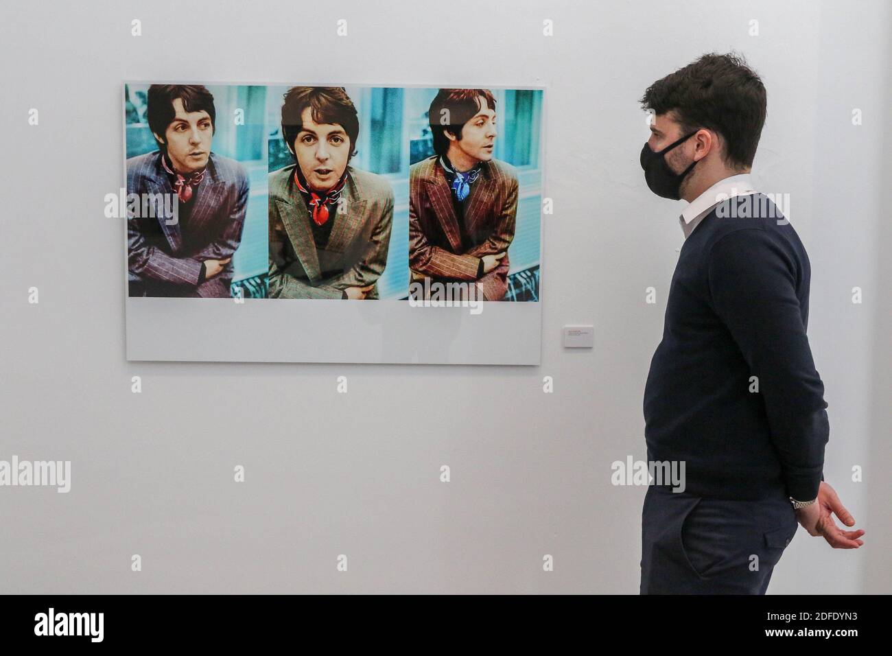 4 dicembre 2020: 4 dicembre 2020 (Malaga) il centro culturale la Malagueta ospiterà fino al 31 marzo 2020 la mostra 'i Bealtes Vs. Rolling Stones' dei fotografi Terry o'Neill e Gered Makowitz.cinquanta anni fa i Beatles si separarono. In coincidenza con la fine di quel sogno, come lo chiamò John Lennon, è esposto al centro culturale la Malagueta 'i Beatles Vs. The Rolling Stones', uno spettacolo prodotto da Iconic Images, uno dei più importanti archivi fotografici del mondo, in collaborazione con il centro culturale la Térmica. Credit: Lorenzo Carnero/ZUMA Wire/Alamy Live News Foto Stock