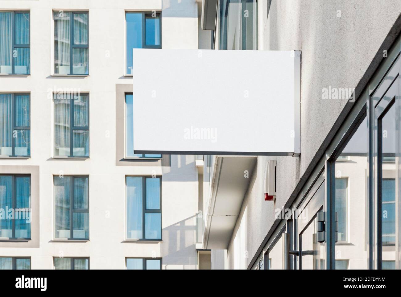 Cartello da parete in bianco appeso, segnaletica esterna in stile moderno con spazio per la copia per aggiungere il logo o il testo dell'azienda Foto Stock