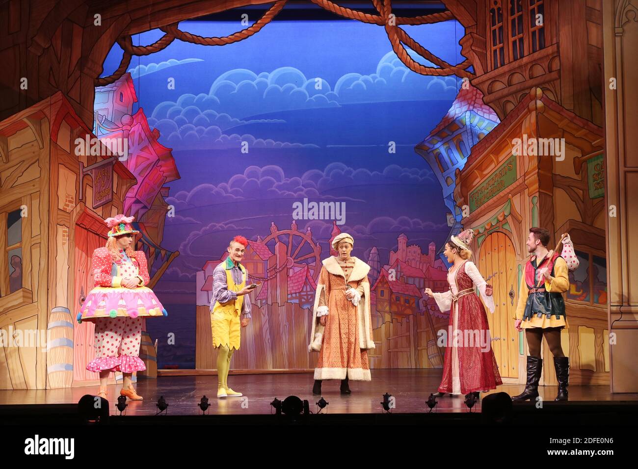 Cheltenham, Regno Unito. 4 dicembre 2020. Tweedy ha ridotto Pantomime (che potrebbe andare un po 'sbagliato!) Al Teatro Everyman, Cheltenham - uno degli unici panto in corso nel Regno Unito durante la pandemia di Covid la stagione di Natale 2020-2021 . Credit: Thousand Word Media Ltd/Alamy Live News Foto Stock