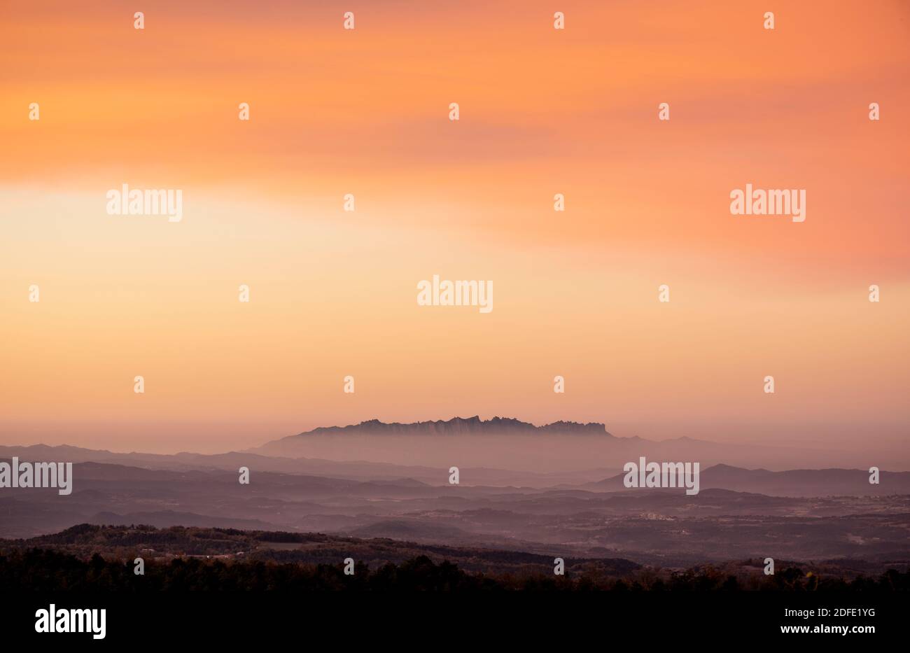 Montserrat montagna all'alba. Vista dal Santuario di Els Munts. Sant Agustí del Lluçanes, Osona, Barcellona, Spagna, Europa Foto Stock