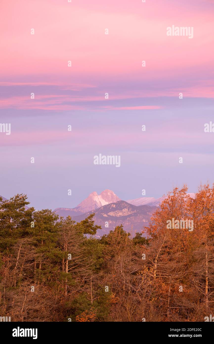 Pedraforca (El Berguedà) all'alba. Vista dal Santuario di Els Munts. Sant Agustí del Lluçanes, Osona, Barcellona, Spagna, Europa Foto Stock