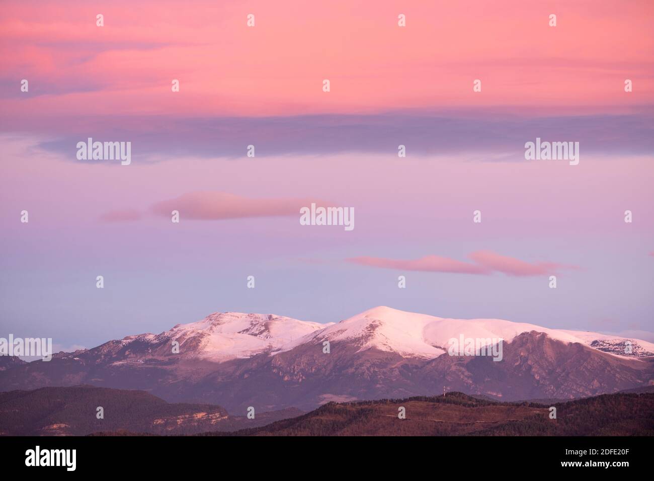 La Tosa d'Alp (la Cerdanya) all'alba. Vista dal Santuario di Els Munts. Sant Agustí del Lluçanes, Osona, Barcellona, Spagna, Europa Foto Stock