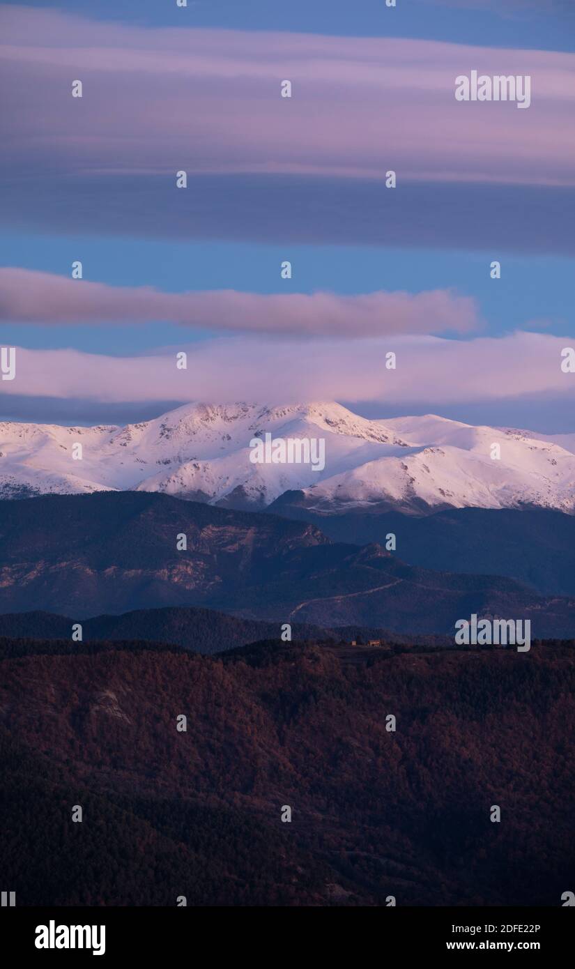 Puigmal (Pirenei orientali) montagna all'alba. Vista dal Santuario di Els Munts. Sant Agustí del Lluçanes, Osona, Barcellona, Spagna, Europa Foto Stock