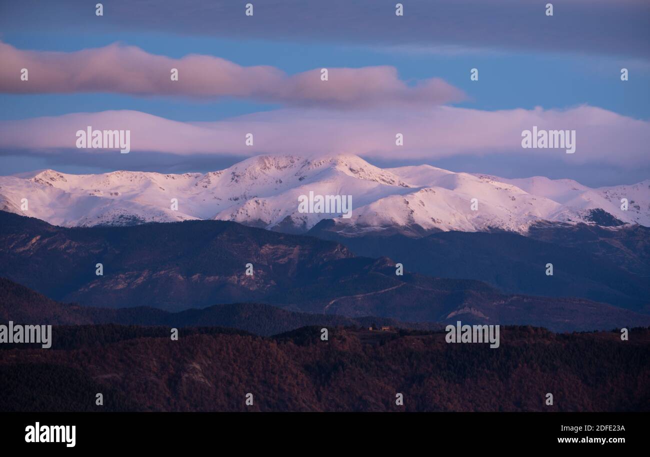 Puigmal (Pirenei orientali) montagna all'alba. Vista dal Santuario di Els Munts. Sant Agustí del Lluçanes, Osona, Barcellona, Spagna, Europa Foto Stock