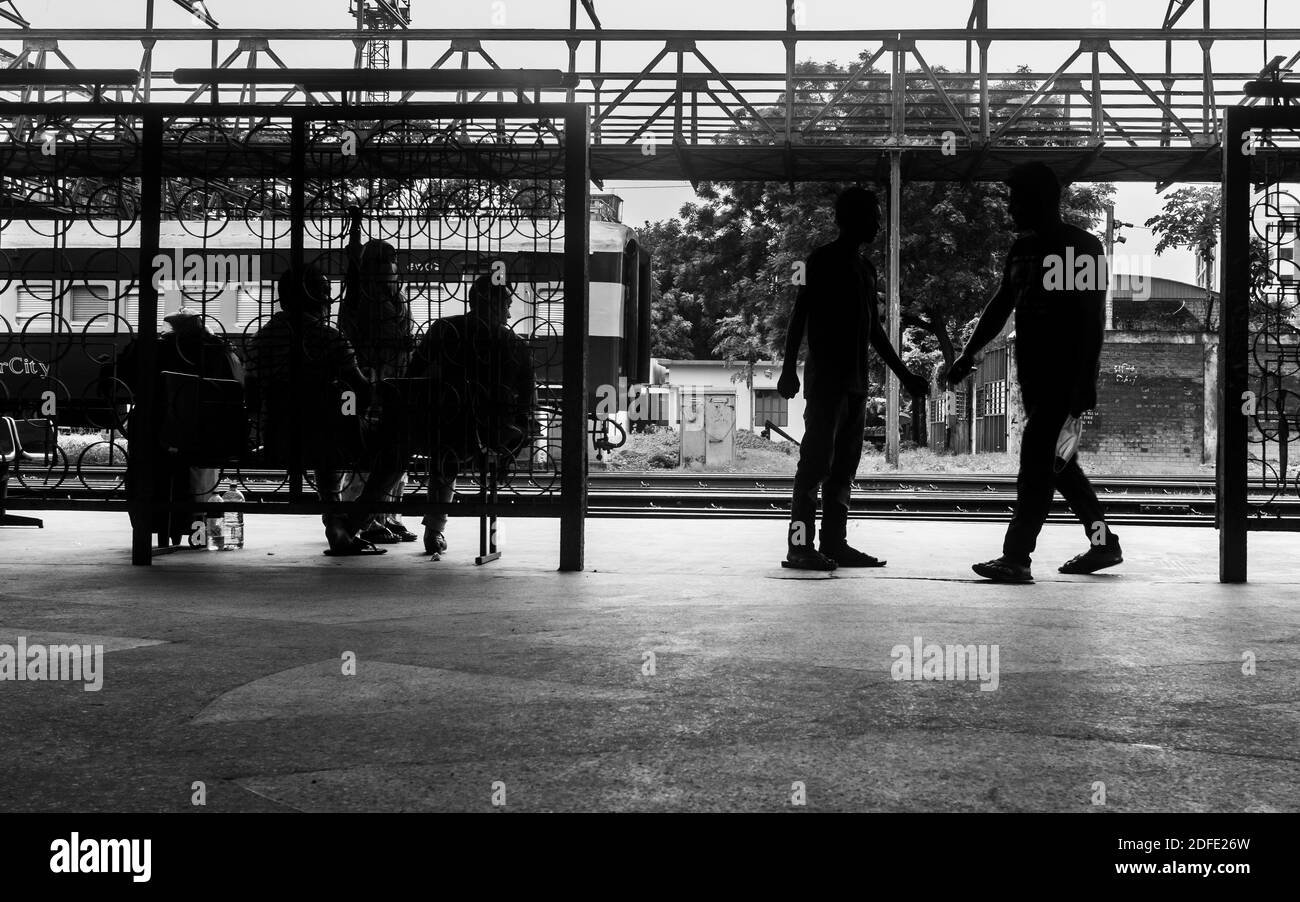 La silhouette candida movimento nella stazione ferroviaria della città, le persone sono in attesa di treno ho catturato questa immagine da Asia, Dhaka, Bangladesh Foto Stock