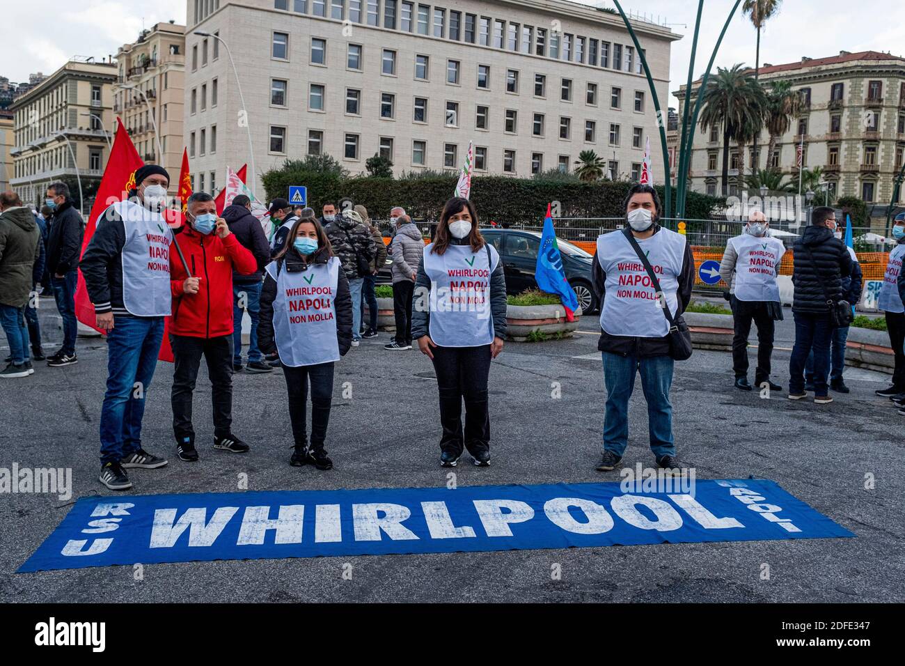 Napoli, Italia. 04 dicembre 2020. I lavoratori della multinazionale americana Whirlpool indossando maschere protettive contro la diffusione del coronavirus COVID-19 hanno effettuato un sit-in presso il consolato americano per protestare contro la chiusura della fabbrica a Napoli in ottobre. Credit: Agenzia fotografica indipendente/Alamy Live News Foto Stock