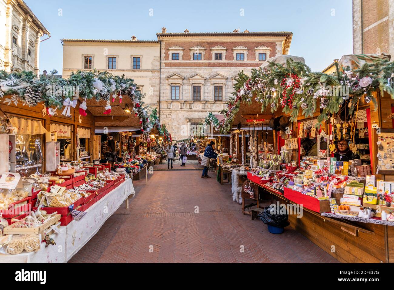 Montepulciano, Toscana, Italia, 2019 dicembre: Mercatino di Natale a Montepulciano, Piazza Grande, la piazza principale di Montepulciano nel periodo natalizio. Foto Stock