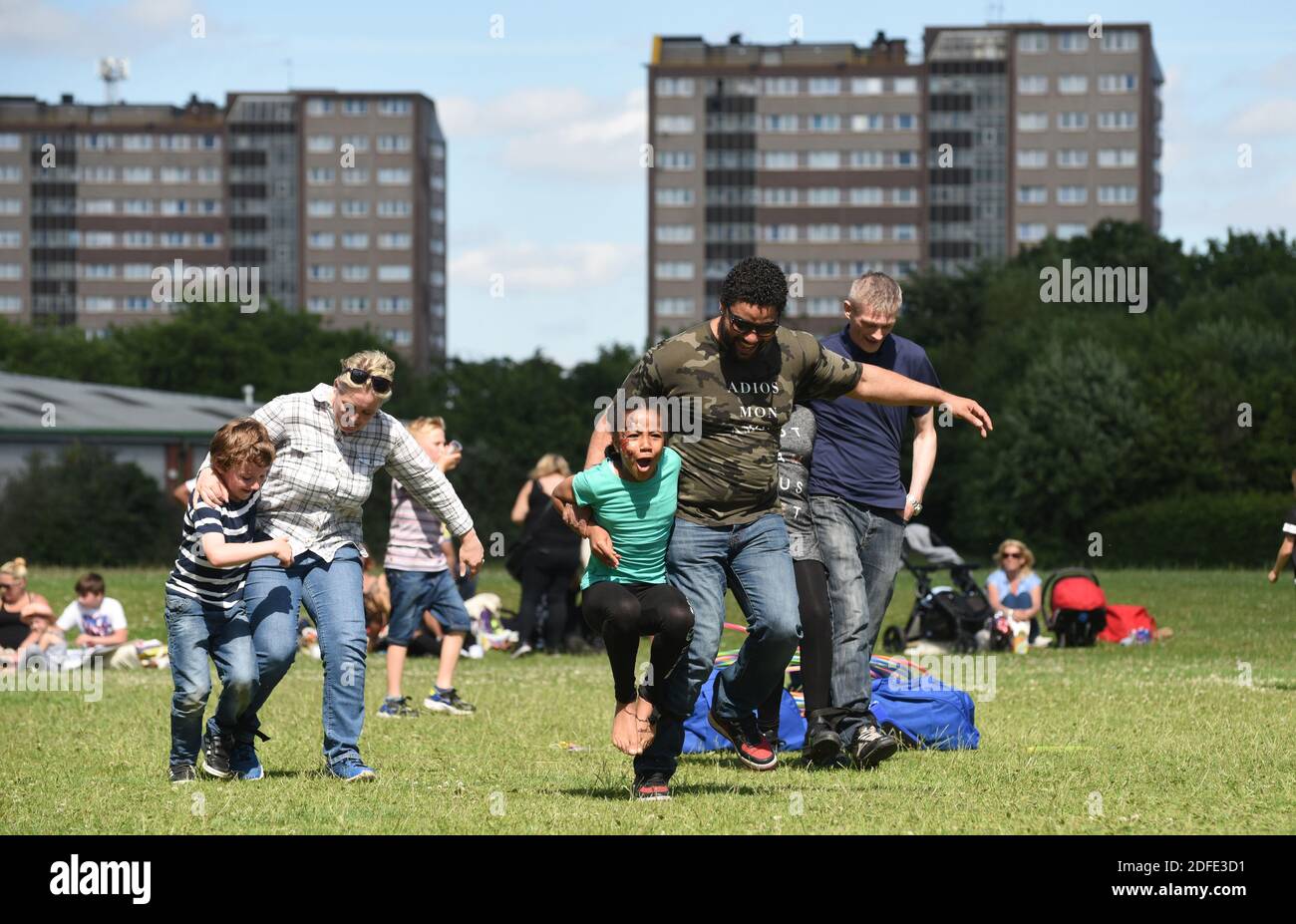 Bambini e famiglie che giocano divertendosi nel parco a. Nechalls Birmingham Foto Stock