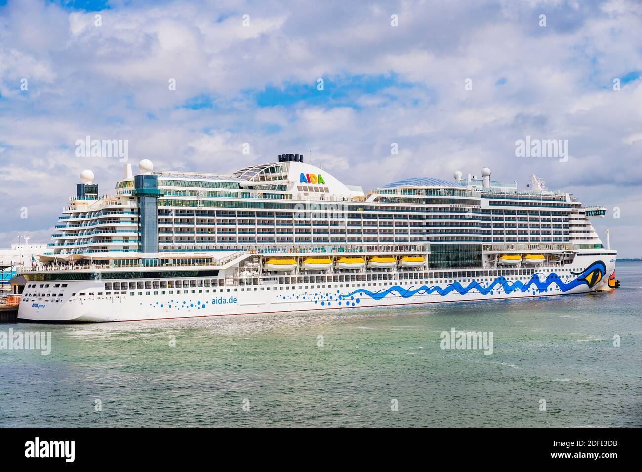 AIDAprima è il fiore all'occhiello di AIDA Cruises, costruito dalla Mitsubishi Shipbuilding nel loro cantiere navale a Nagasaki, Giappone. Terminal delle navi da crociera di Southampton. Southam Foto Stock