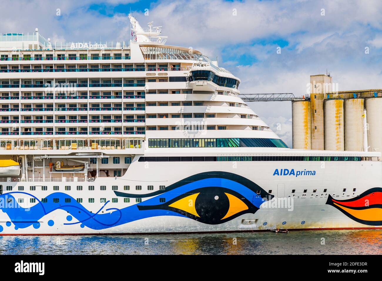 AIDAprima è il fiore all'occhiello di AIDA Cruises, costruito dalla Mitsubishi Shipbuilding nel loro cantiere navale a Nagasaki, Giappone. Terminal delle navi da crociera di Southampton. Southam Foto Stock