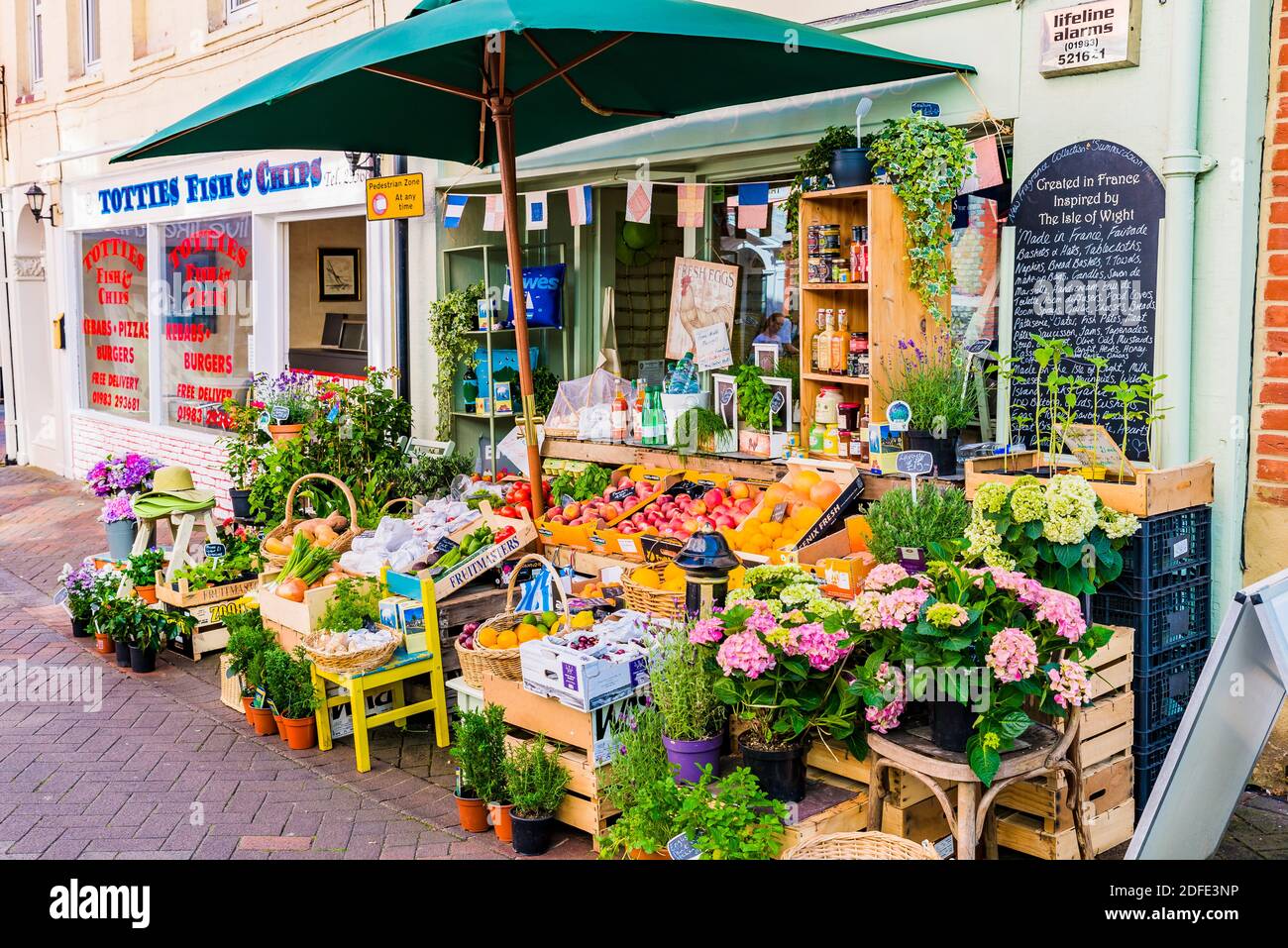 greengrocrocer con prodotti locali in vendita. Cowes, Isola di Wight, Inghilterra, Regno Unito, Europa Foto Stock