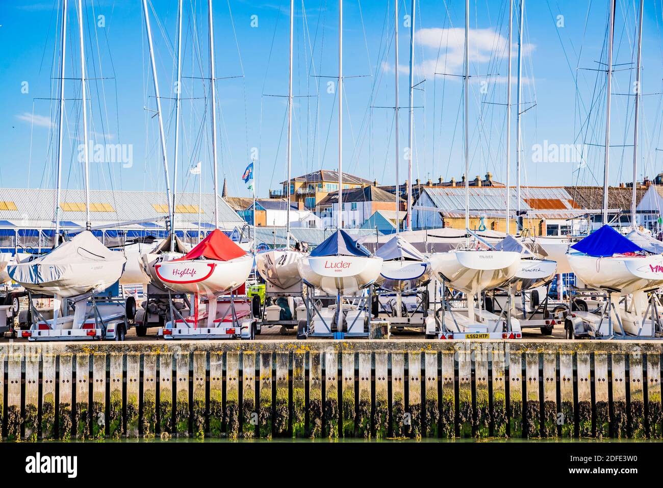 Barche a vela e altre imbarcazioni ormeggiate a secco. Cowes, Isola di Wight, Inghilterra, Regno Unito, Europa Foto Stock