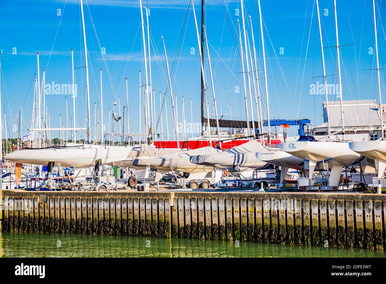 Barche a vela e altre imbarcazioni ormeggiate a secco. Cowes, Isola di Wight, Inghilterra, Regno Unito, Europa Foto Stock