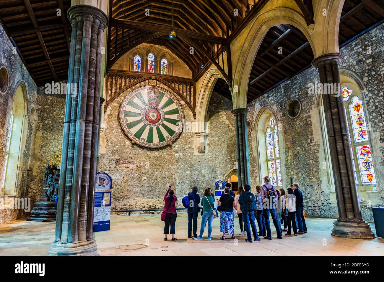 Winchester Round Table nella Great Hall, una replica medievale della leggendaria tavola di Re Artù. Winchester, Hampshire, Inghilterra, Regno Unito, Europa Foto Stock