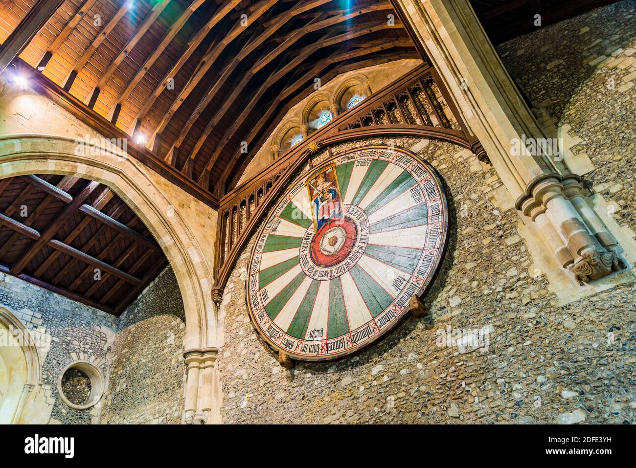 Winchester Round Table nella Great Hall, una replica medievale della leggendaria tavola di Re Artù. Winchester, Hampshire, Inghilterra, Regno Unito, Europa Foto Stock