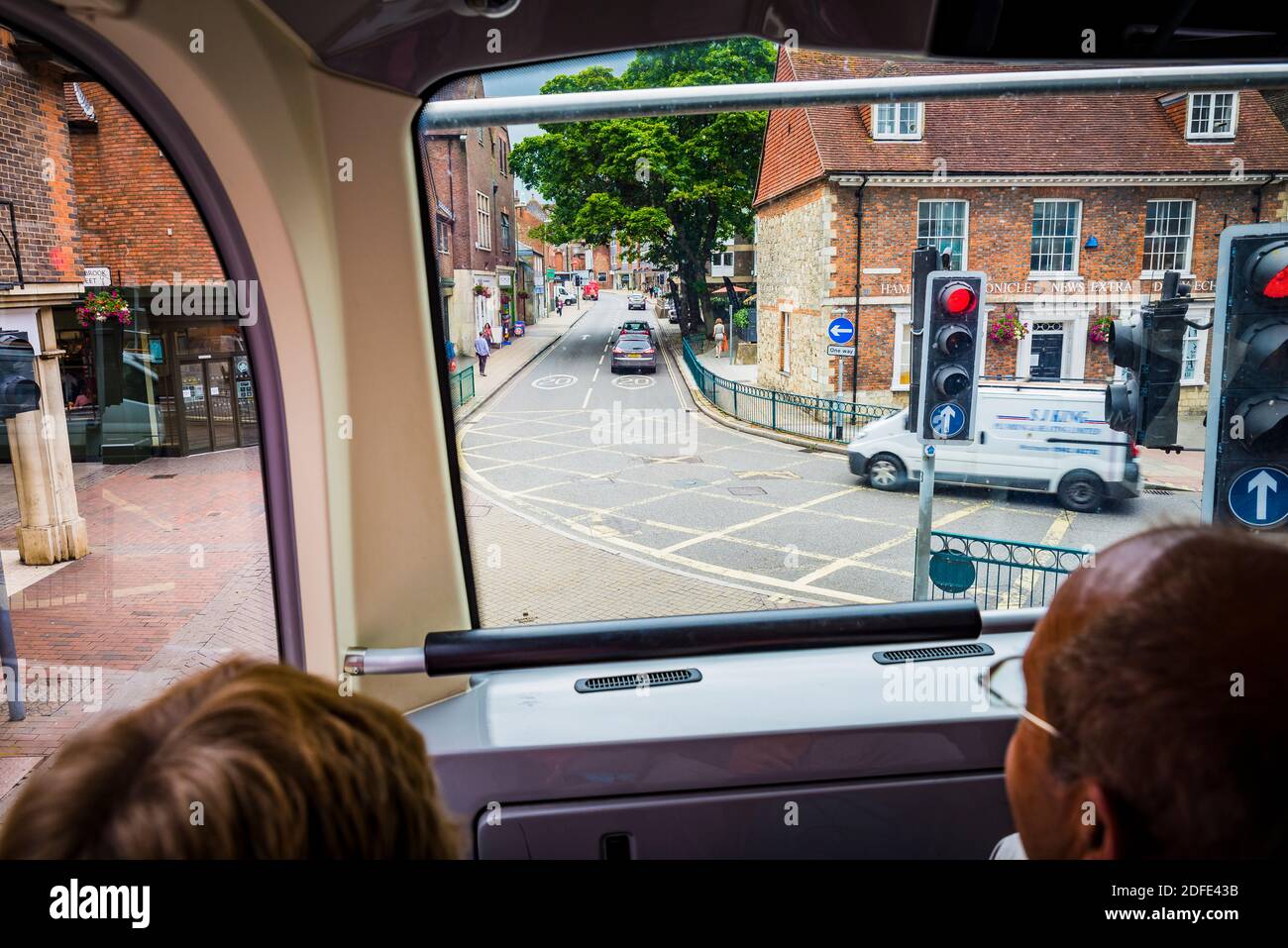 Vista dal ponte superiore dell'autobus. Street a Winchester, Hampshire, Inghilterra, Regno Unito, Europa Foto Stock