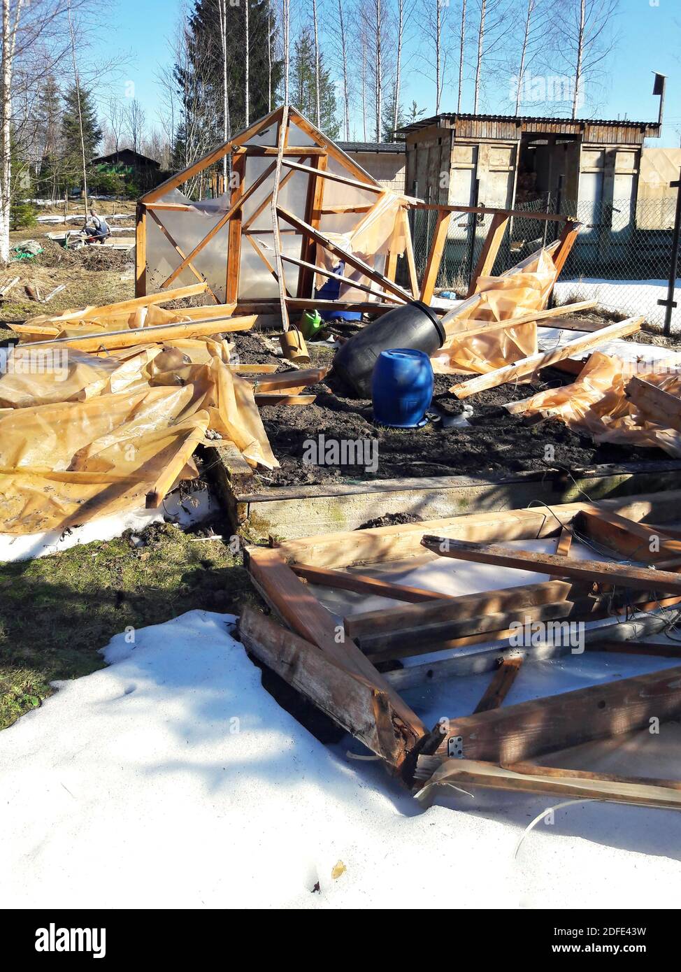 Il carico di neve pesante del disastroso inverno del 2019 Distrusse molte serre in Russia Foto Stock