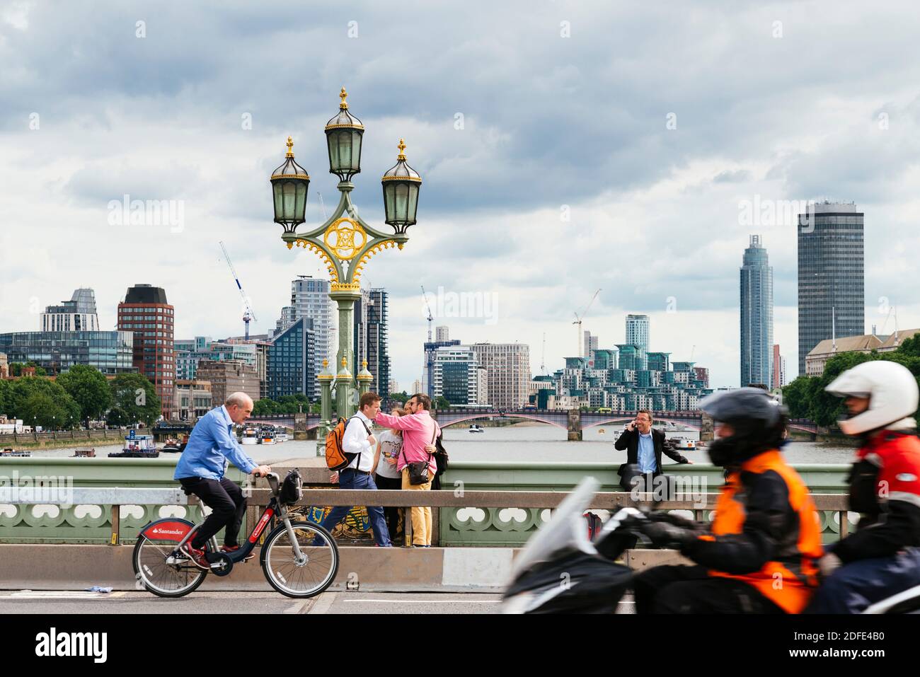 Alloggio a St George's Wharf e Lambeth Bridge, visto da Westminster Bridge. Londra, Inghilterra, Regno Unito, Europa Foto Stock