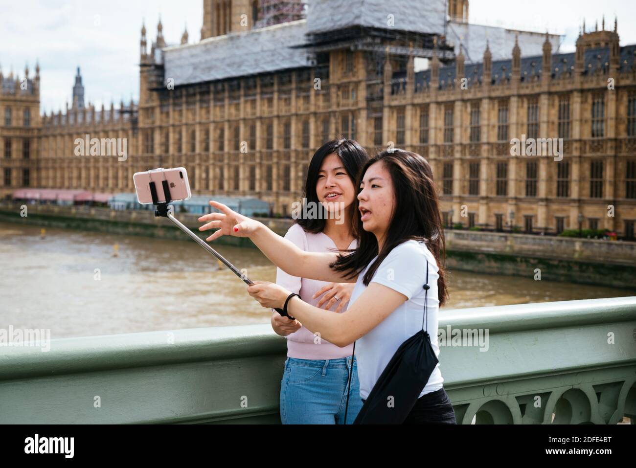 Due giovani donne asiatiche prendono un selfie con il telefono cellulare, Westminster Bridge. Londra, Inghilterra, Regno Unito, Europa Foto Stock