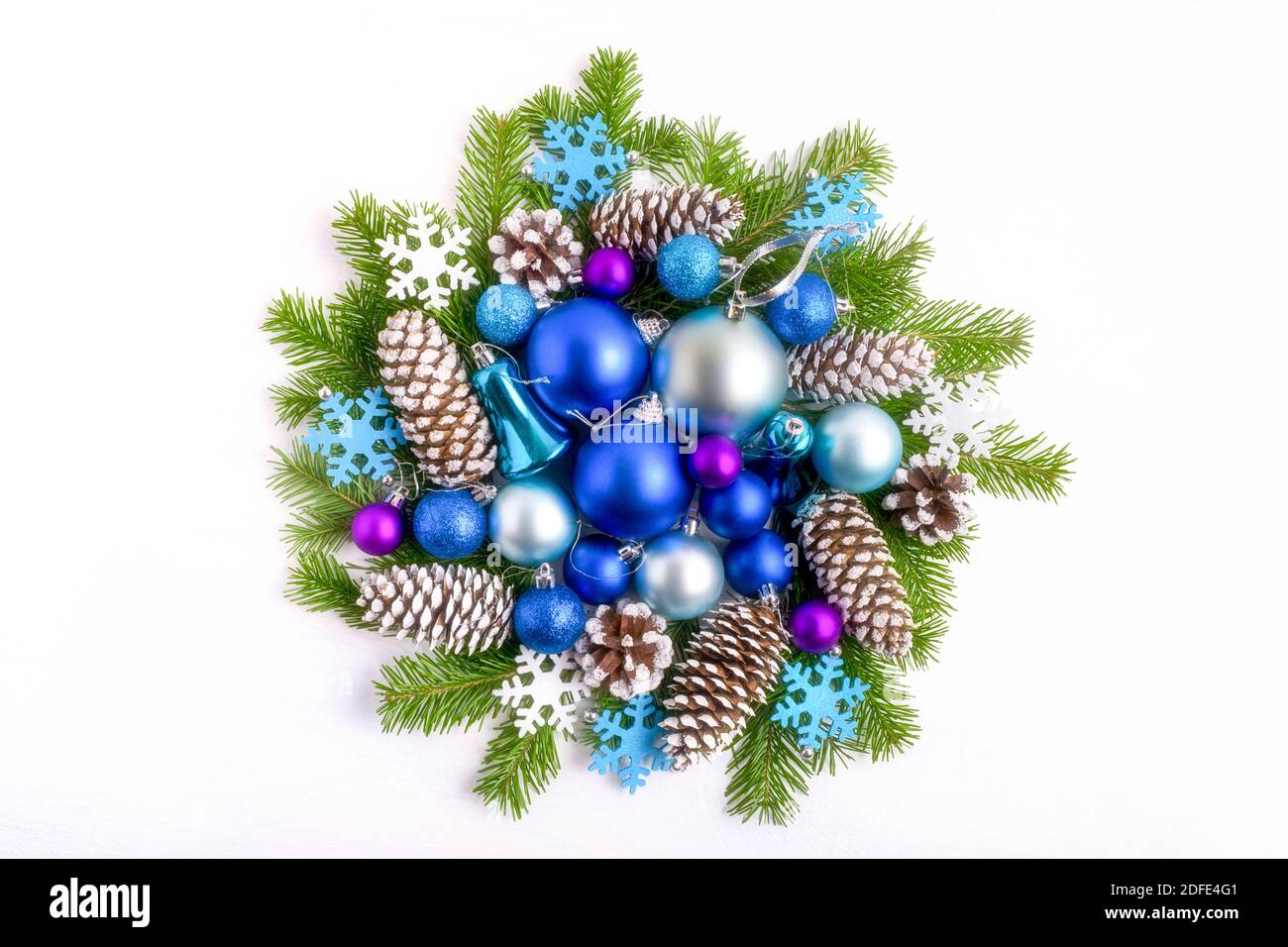 Corona di Natale con rami e coni di abete rosso e ornamenti tonalità blu. Decorazione di Natale con palline blu, rami di abete e coni di pino. CH Foto Stock