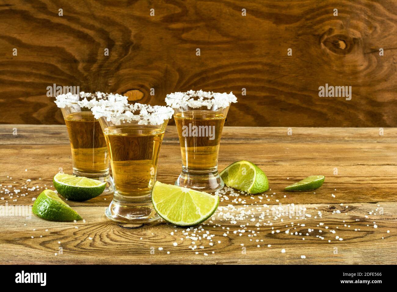 Tre tiri di tequila copia spazio. Colpo di tequila. Tequila messicana oro. Tequila. Bevanda alcolica Foto Stock