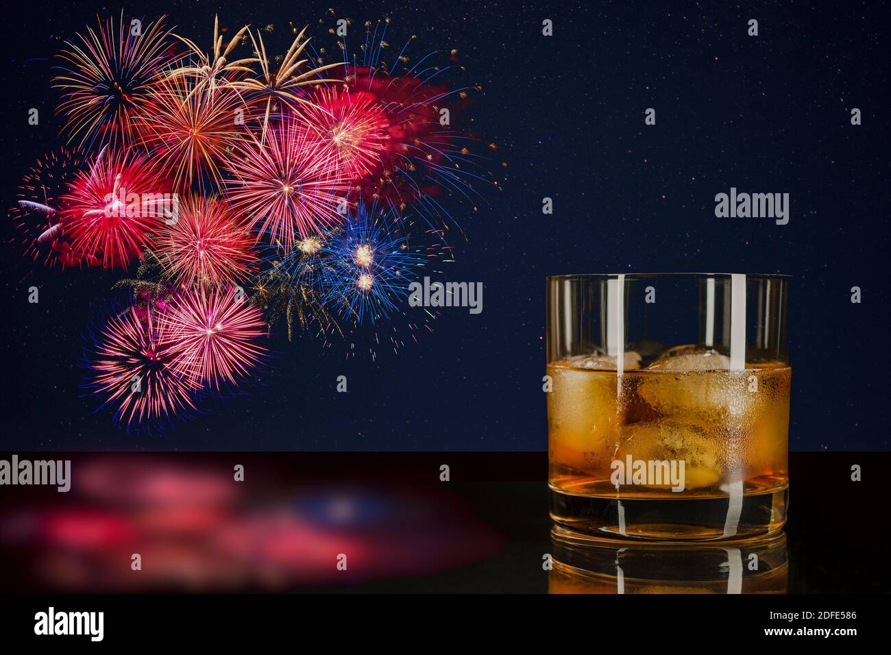 Whisky di ghiaccio e fuochi d'artificio di celebrazione. Incredibili fuochi d'artificio su cielo notturno. Bellissimi fuochi d'artificio. 4 luglio. 4 luglio. Giorno dell'indipendenza. Anno nuovo. Foto Stock