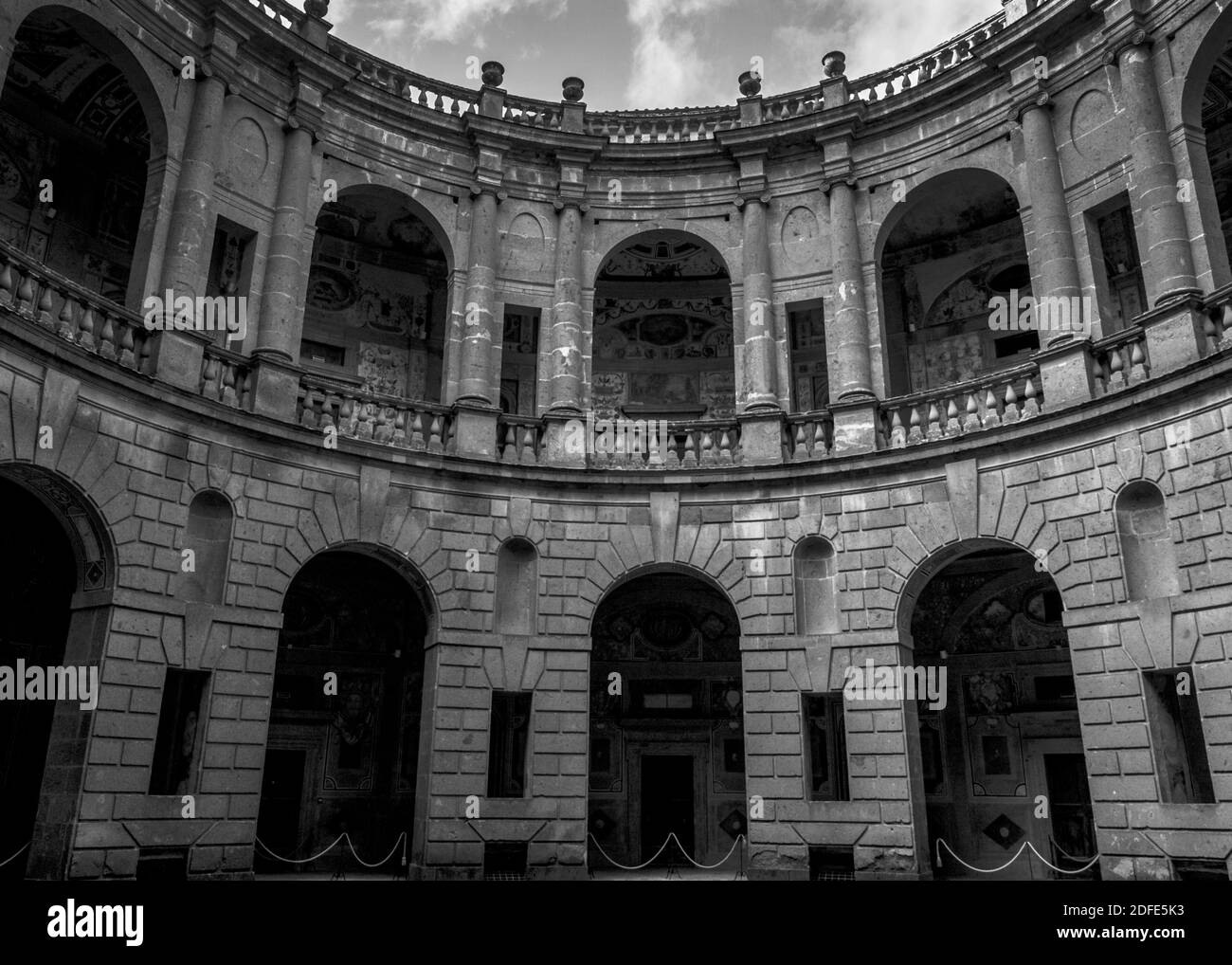 Una scala di grigi della Villa Farnese a Caprarola, Italia Foto Stock