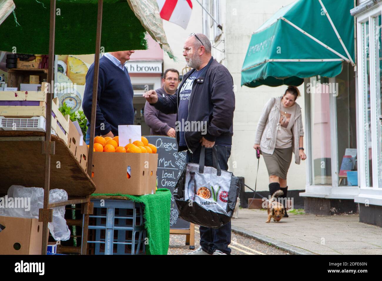 Conversazione di sola andata su un mercato di strada. Foto Stock