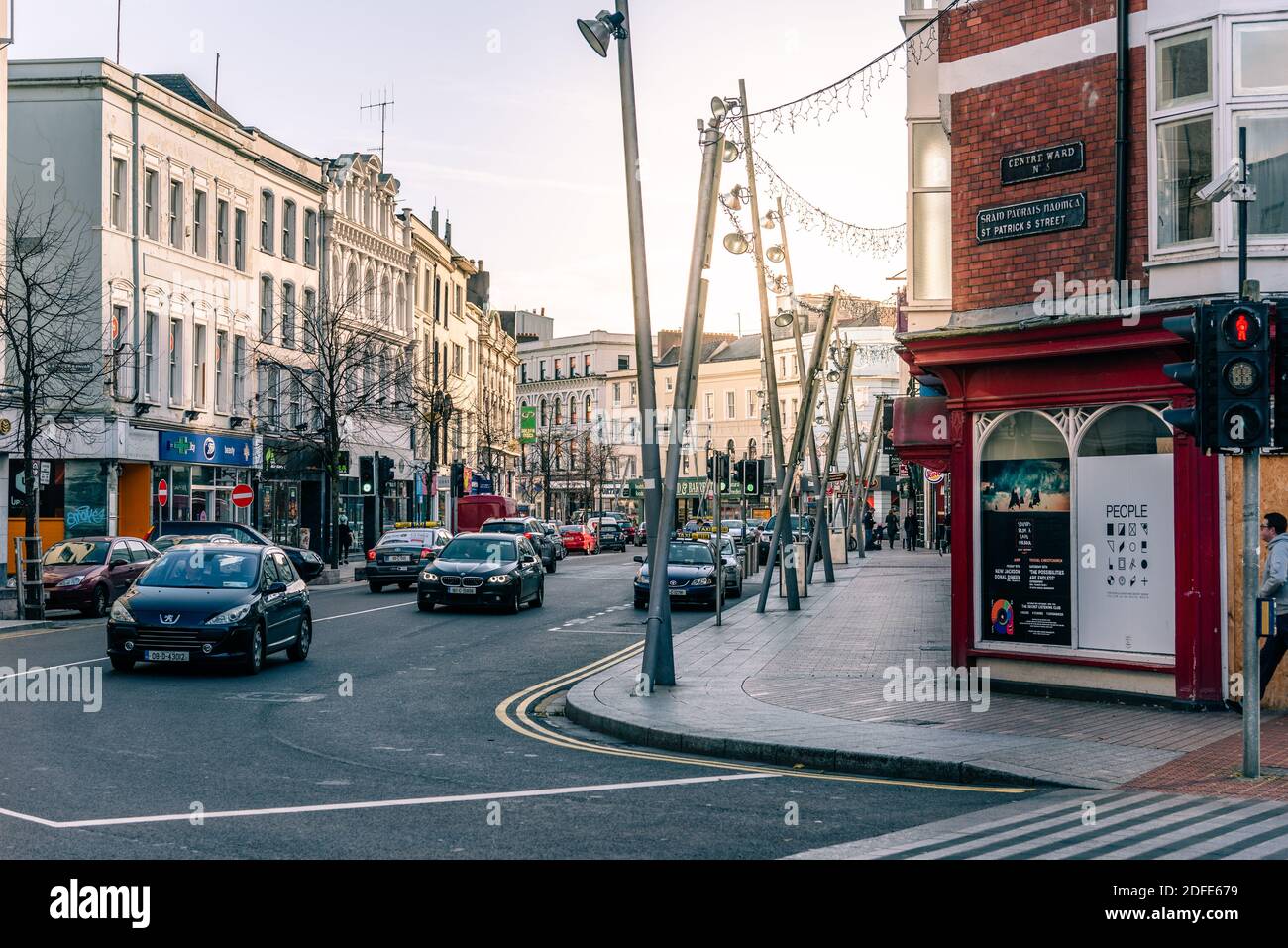 Cork, Irlanda - 12 novembre 2017: St Patrick Street a Cork. E' la principale strada dello shopping in citta' Foto Stock