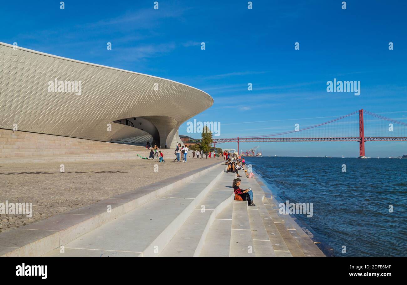Lisbona, Portogallo - 31 ottobre 2020: Persone vicino al famoso Museo MAAT a Lisbona vicino al fiume Tago e punto di riferimento 25 del ponte di aprile. Foto Stock
