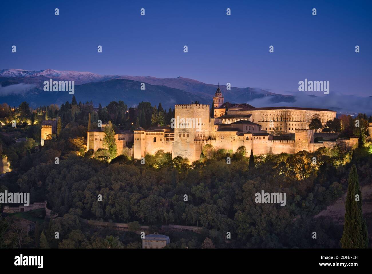 Foto del palazzo dell'Alhambra all'ora blu ora Foto Stock