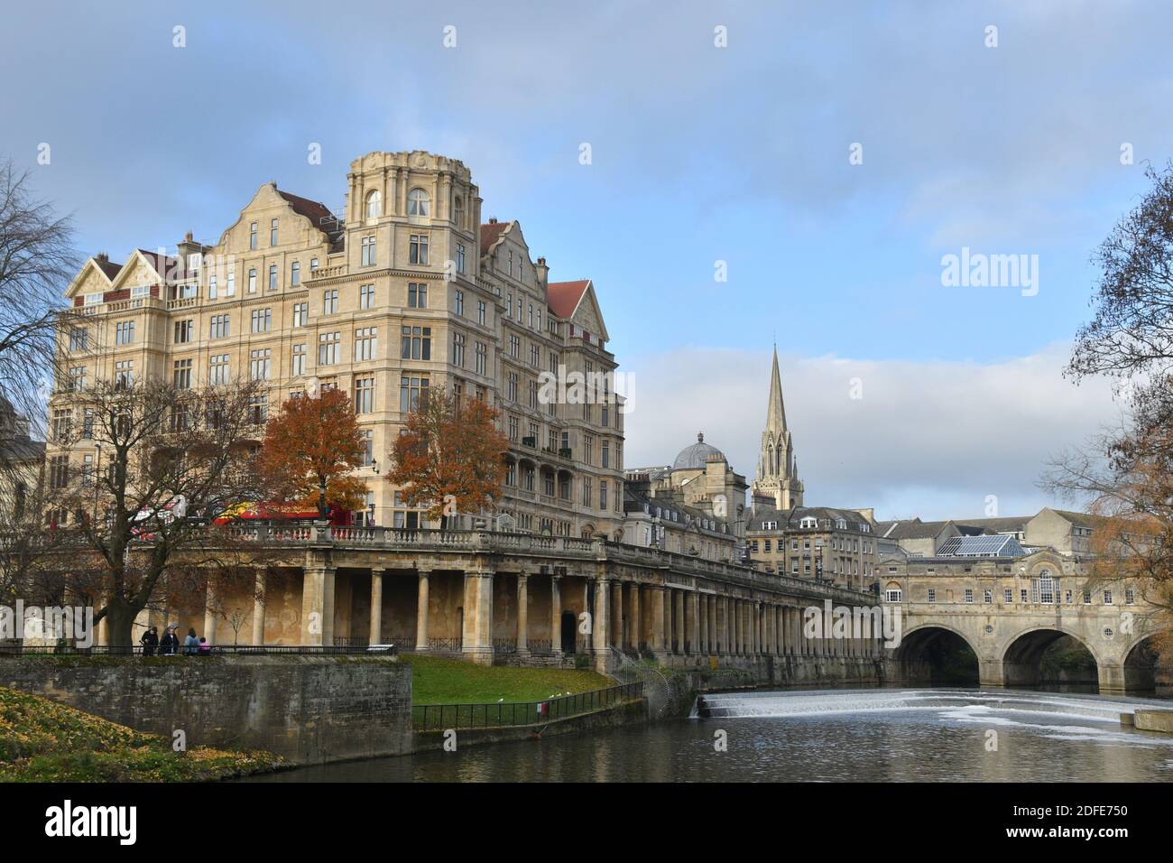 L'Empire Hotel, la guglia di St Michael's Without Church, Pultney Bridge e River Avon in un giorno d'autunno brillante a Bath, Somerset, Regno Unito Foto Stock