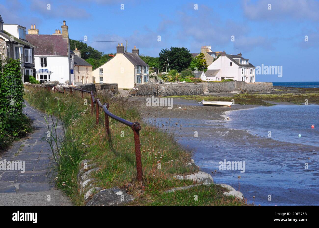 La passeggiata lungo il fiume in una giornata di sole e di luce al villaggio di Parrog vicino a Newport in Pembrokeshire. Foto Stock