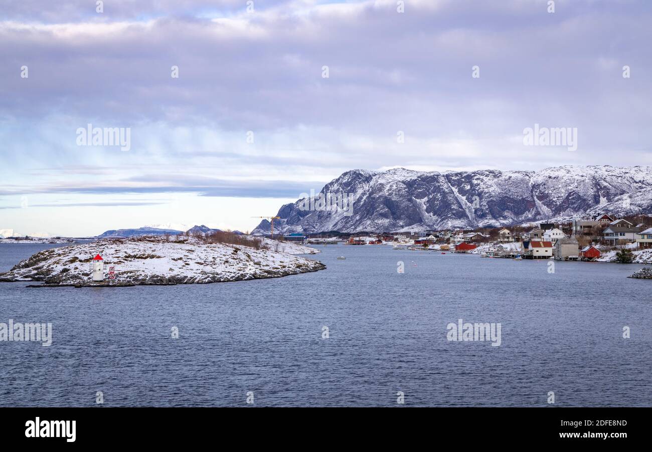 Case colorate a Bronnoysund sulla costa marina in Norvegia Foto Stock