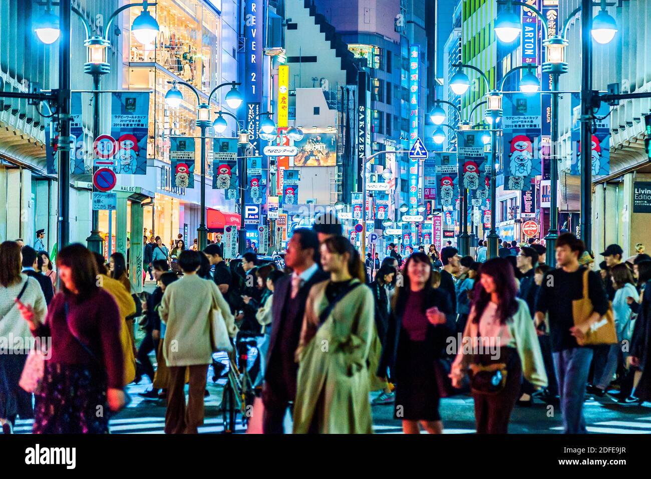 Shibuya Nightlife Lights Tokyo Giappone folle di persone Foto Stock