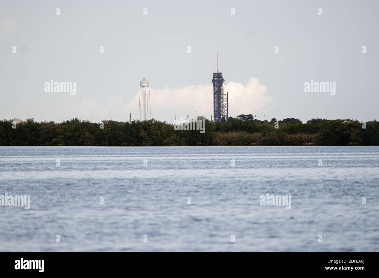 La navicella Crew Dragon, Resilience, si trova in cima a un razzo Falcon 9 SpaceX su LC-39A launchpad. Il lancio di Crew-1 è previsto per domenica 15 novembre 2020 dal Kennedy Space Center, Florida. Gli astronauti Mike Hopkins , Victor Glover , Soichi Noguchi , e Shannon Walker faranno parte della spedizione 64 per il lancio alla stazione spaziale Internazionale (Stan Szeto / immagine dello sport) Foto Stock