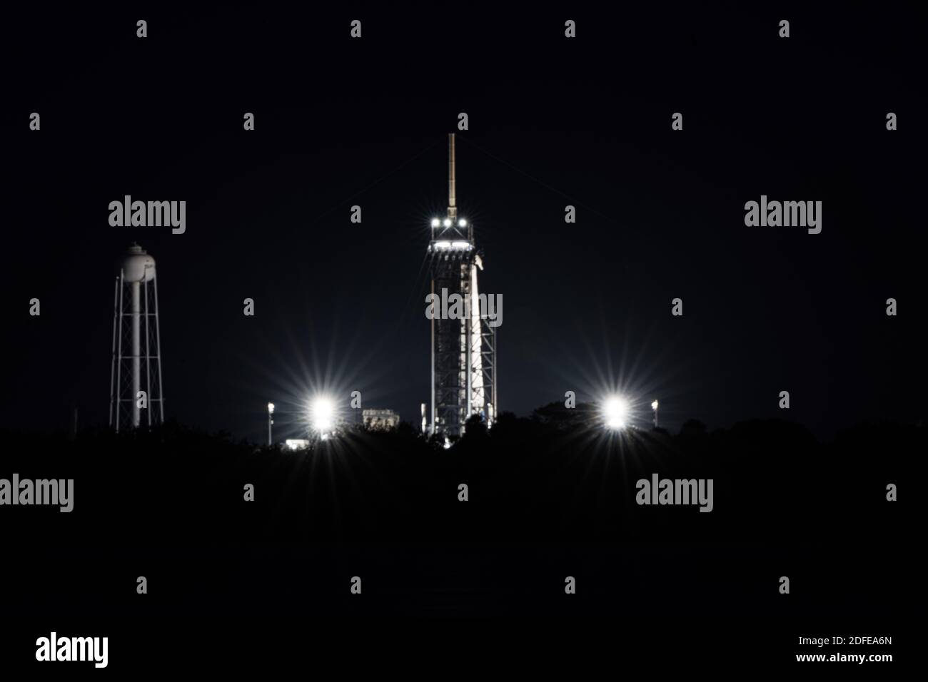 La navicella Crew Dragon, Resilience, si trova in cima a un razzo Falcon 9 SpaceX su LC-39A launchpad. Il lancio di Crew-1 è previsto per domenica 15 novembre 2020 dal Kennedy Space Center, Florida. Gli astronauti Mike Hopkins , Victor Glover , Soichi Noguchi , e Shannon Walker faranno parte della spedizione 64 per il lancio alla stazione spaziale Internazionale (Stan Szeto / immagine dello sport) Foto Stock