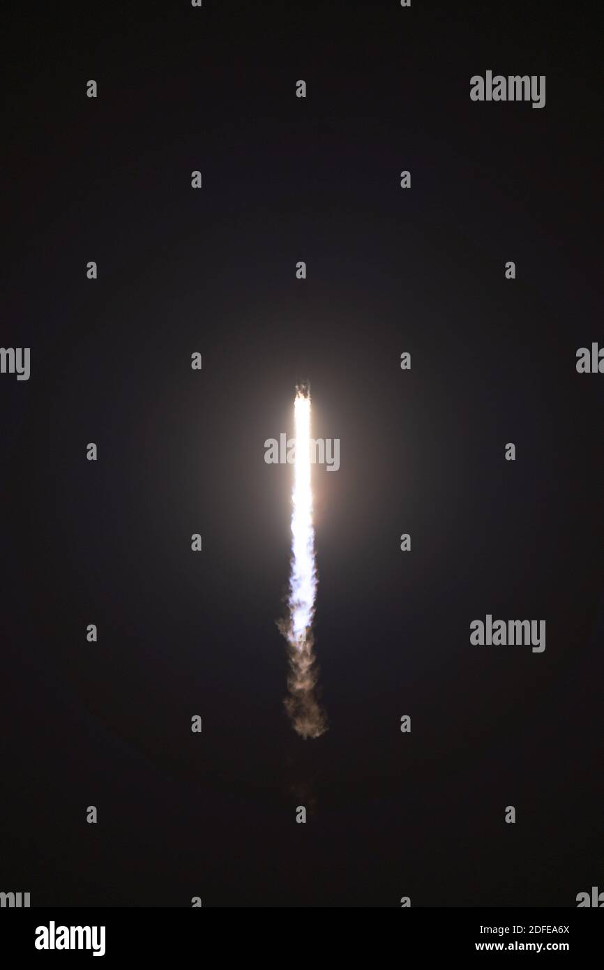 La navicella Crew Dragon, Resilience, lancia su un razzo Falcon 9 SpaceX da LC-39A launchpad domenica 15 novembre 2020 dal Kennedy Space Center, Florida. Gli astronauti Mike Hopkins , Victor Glover , Soichi Noguchi , e Shannon Walker faranno parte della spedizione 64 per il lancio alla stazione spaziale Internazionale (Stan Szeto / immagine dello sport) Foto Stock