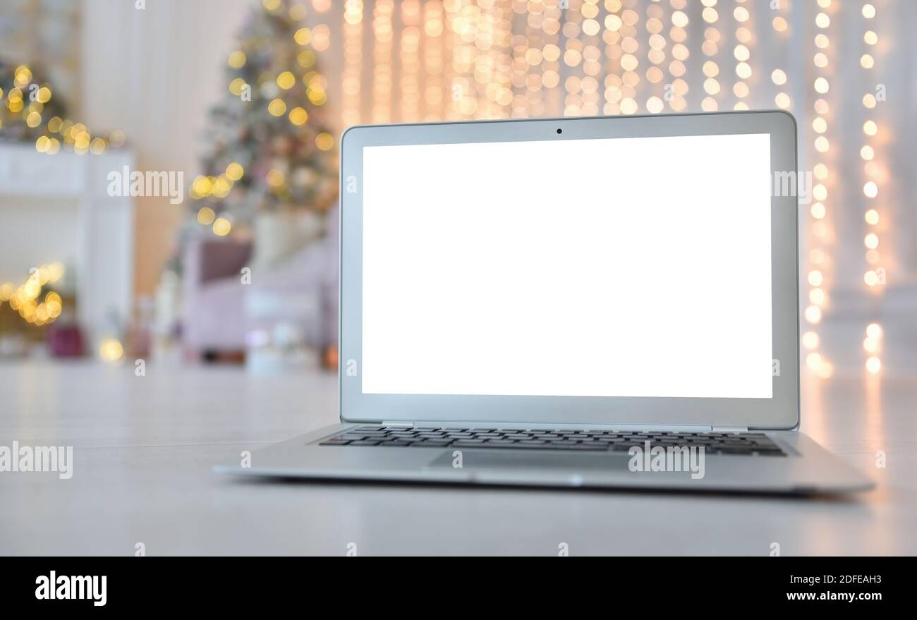 Computer portatile con schermo vuoto e luci natalizie Foto Stock