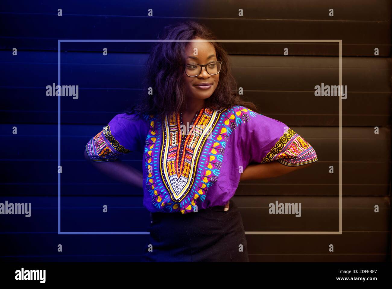 Donna nera africana in piedi davanti ad un nero moderno sfondo Foto Stock