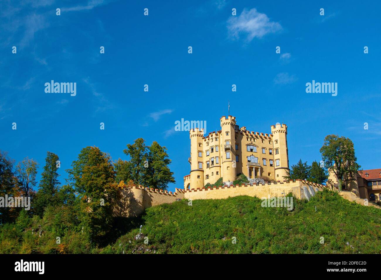 Vista della facciata del famoso castello di Hohenschwangau Foto Stock