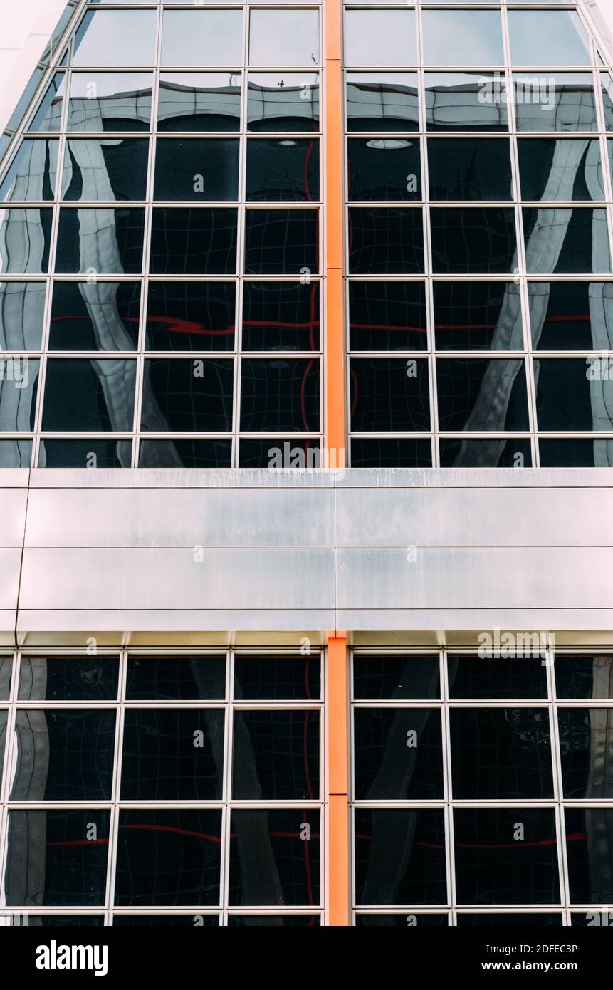 Riflessione di dettaglio delle famose Torri Kio a Madrid, Spagna Foto Stock