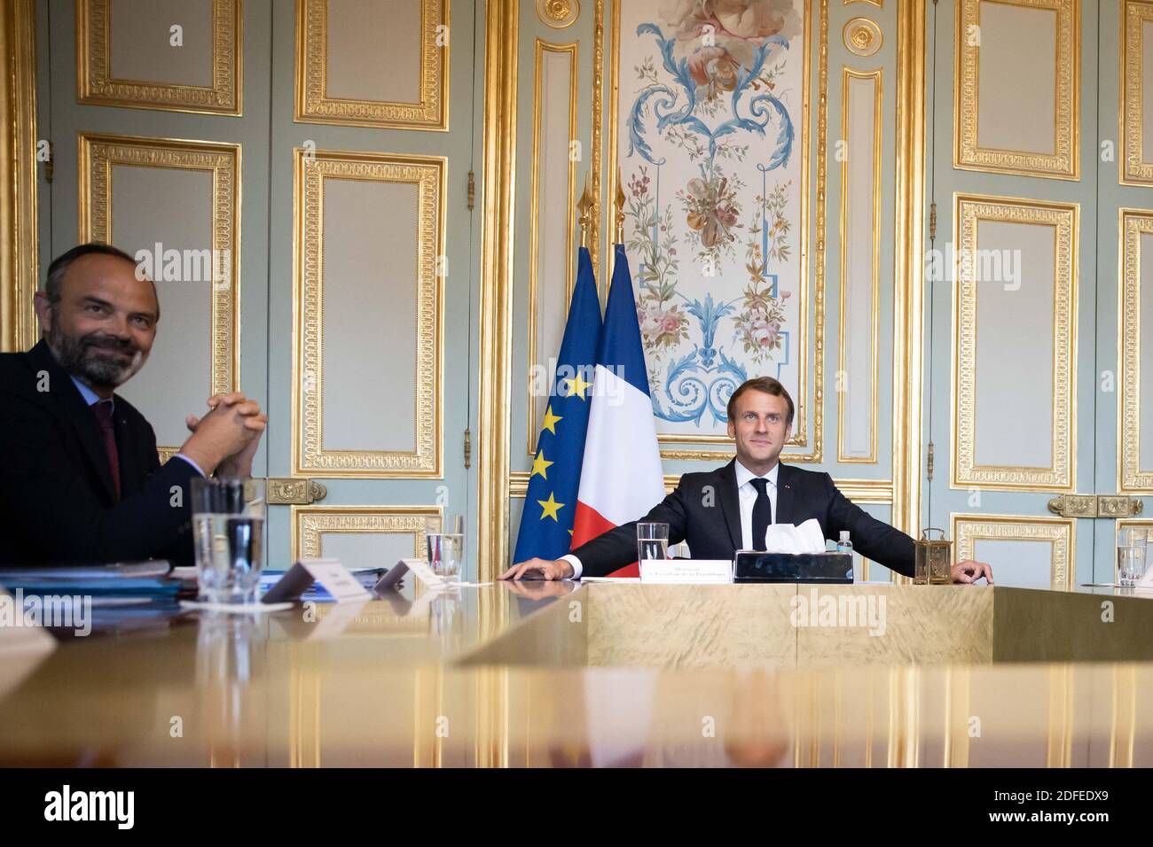 Incontro del presidente francese Emmanuel Macron con il primo ministro francese Edouard Philippe con il presidente del Senato francese Gerard Larcher, Il presidente dell'Assemblea nazionale francese Richard Ferrand e il presidente del consiglio economico e ambientale (CESE) Patrick Bernasconi, a proposito del loro rapporto sulle "priorità essenziali per la rinascita della Francia 2020" al Palazzo Elysee di Parigi, Francia, il 2 luglio 2020. Foto di Hamilton/Pool/ABACAPRESS.COM Foto Stock