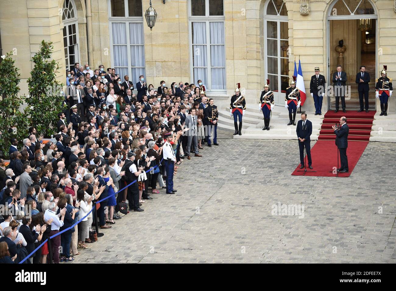 Il nuovo primo ministro francese Jean Castex è accolto dal suo predecessore Edouard Philippe all'Hotel de Matignon a Parigi, Francia, il 3 luglio 2020 durante una cerimonia ufficiale di consegna. Foto di Eliot Blondt/ABACAPRESS.COM Foto Stock